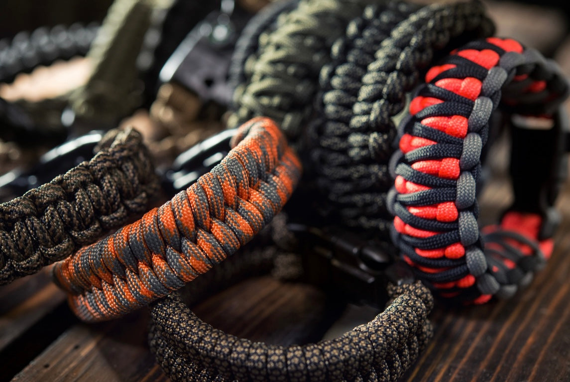Le bracelet en corde : le bijou qui traverse les modes, les saisons et les générations