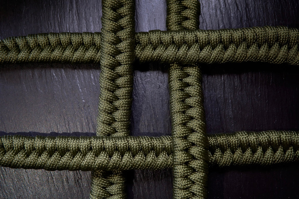 Le bracelet en corde pour la survie : l’accessoire indispensable des aventuriers et randonneurs