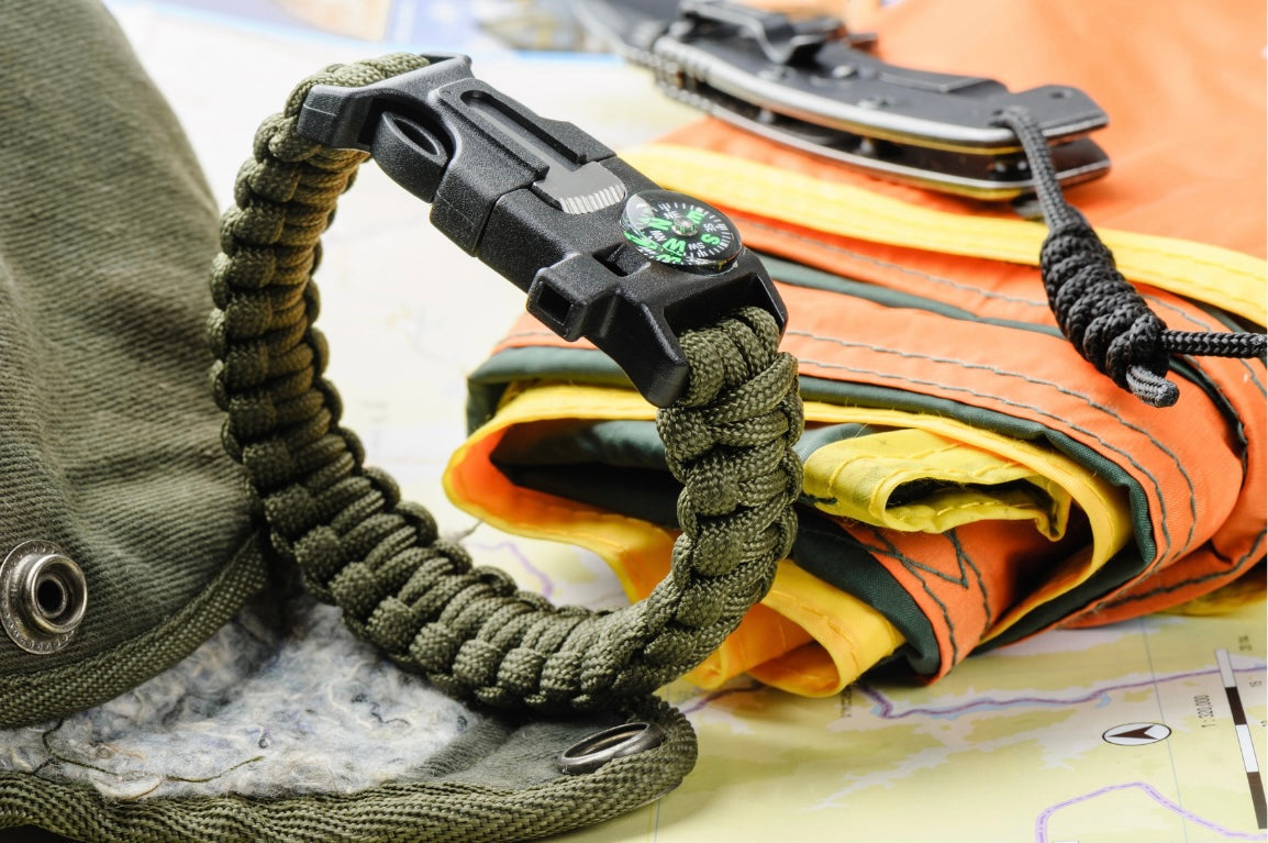 Quel bracelet en corde choisir pour la randonnée et la survie ? Guide complet 2025