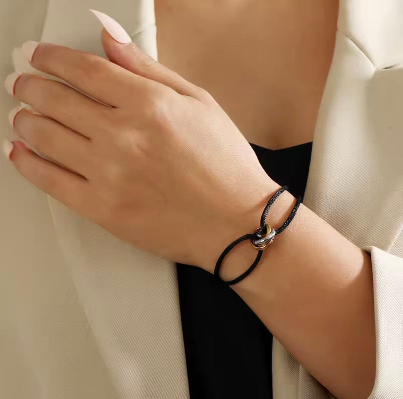 BRACELET EN CORDE NOIR & NŒUD ARGENTÉ POUR FEMME – ÉLÉGANCE ABSOLUE ET STYLE INTEMPOREL