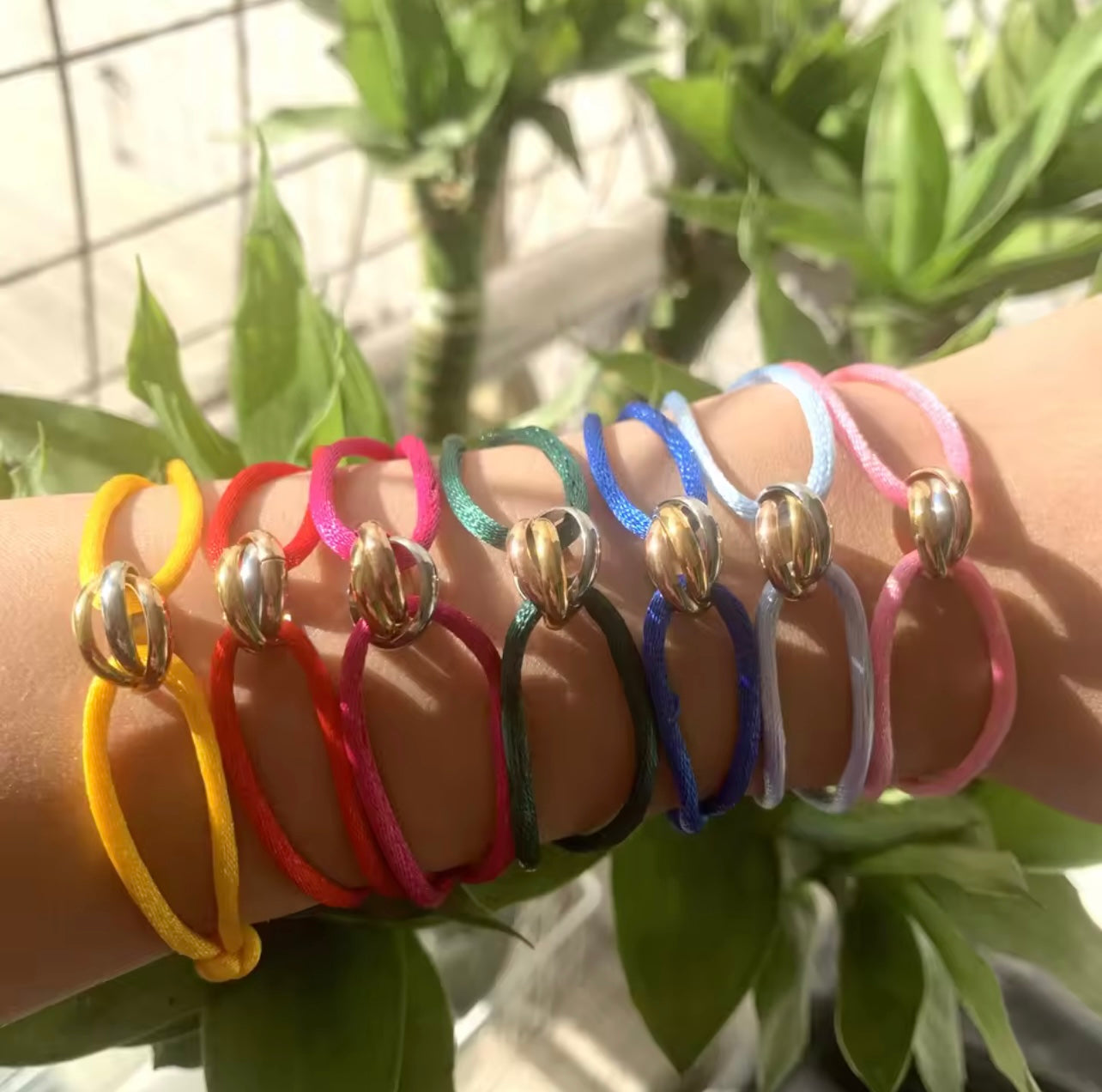 BRACELET EN CORDE BLEU CIEL & NŒUD DORÉ POUR FEMME – FRAÎCHEUR, ÉLÉGANCE ET MODERNITÉ