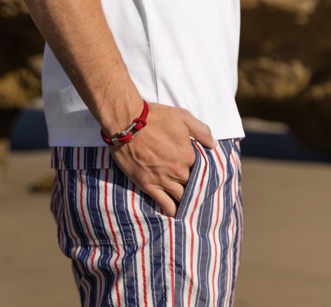 Bracelet en corde rouge